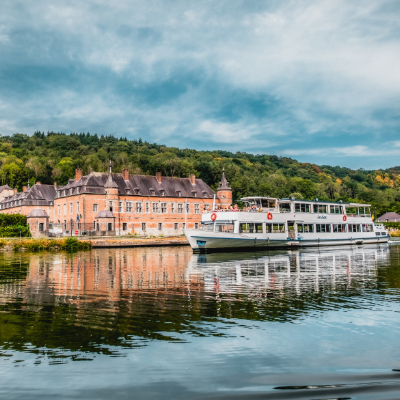 Commentaires par un guide durant la croisière