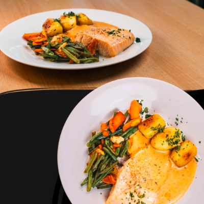 Filet de saumon aux petits légumes, sauce choron, pommes de terre (Cool Corner)