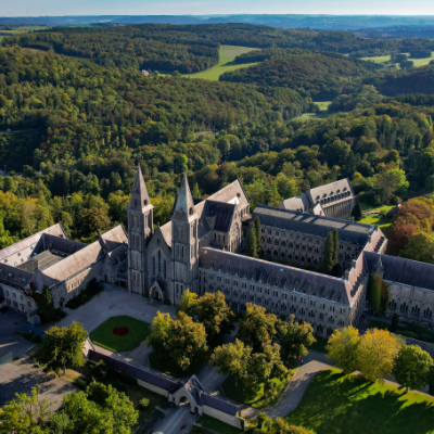 Arrivée des participants à l'Abbaye de Maredsous, rue de Maredsous 11 à 5537 Denée